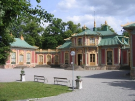 Čínský pavilon v zahradě zámku Drottningholm.