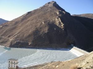 Zamrzlá přehrada nedaleko Lhasy.