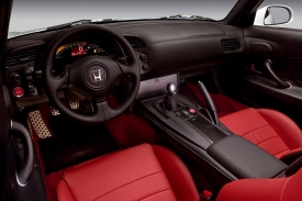 Kabinu poslední série Hondy S2000 zdobí červená kůže.