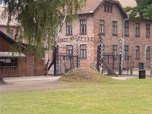 Vstupní brána koncentračního tábora Auschwitz.