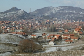 Pohled na Kosovskou Mitrovicu z okolních kopců.