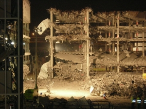 Zničené parkoviště u madridského letiště po útoku ETA (2006).