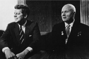 Jednání amerického prezidenta Kennedyho a sovětského vůdce Chruščova.