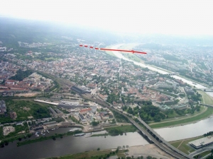 Pohled na Drážďany, kde je červenou čarou naznačený plánovaný most.