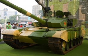 Nejmodernější čínský tank Typ 99. Je drahý a LOA jich má málo.