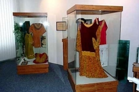 Pašijové kostýmy v muzeu.