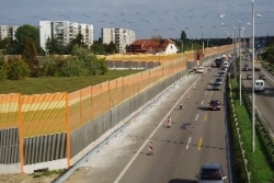 Brno se potýká s nedostatkem parcel. Lidé si staví bydlení i u dálnice