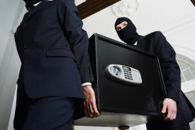 Zloději vynesli trezor, skener a monitor.
