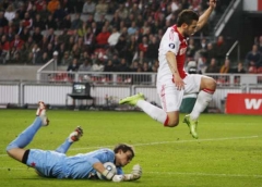 Gólman Slavie Jakub Diviš v utkání proti Ajaxu.