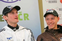 Skokani na lyžích Roman Koudelka a Jakub Janda (vlevo).