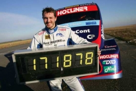 David Vršecký se světelnou tabulí s hodnotou nového světového rekordu.
