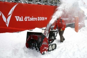 V dějišti šampionátu Val d'Isere se potýkají s přívaly sněhu.