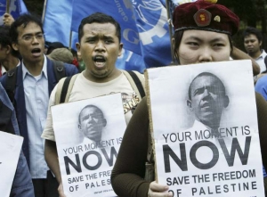 Studenti na demonstraci v Jakartě vyzývají Obamu, aby zachránil Gazu.