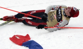 Vyčerpaný , ale šťastný Lukáš Bauer v cíli Tour de Ski.