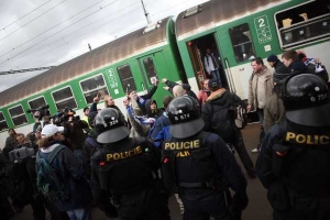 Policisté hlídají fanoušky Baníku Ostrava na nádraží ve Vršovicích.