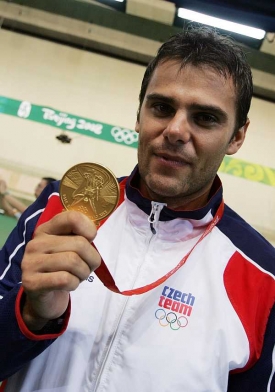 Už je jeho. Kostelecký se zlatou olympijskou medailí.