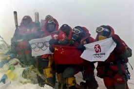 Horolezci na vrcholu Everestu.