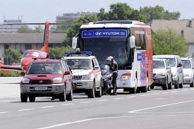 Autobus s českými fotbalisty míří do hotelu v Seefeldu.