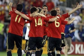 Radující se fotbalisté Španělska.