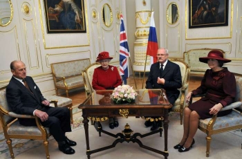 Prezident Gašparovič s chotí a královna Alžběta s chotěm.