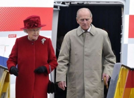 Královna Alžběta II. a princ Philip přistáli v Bratislavě.