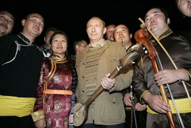 Putin koncertuje s domorodci v Tuvě.