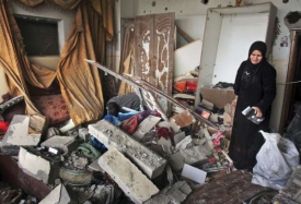 Zničený příbytek. Ve vedlejším domě bylo jedno ze sídel Hamasu.