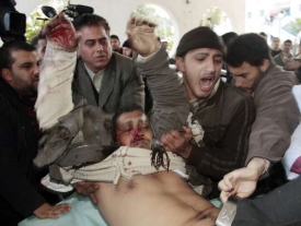 Zraněný Palestinec převážený do nemocnice.
