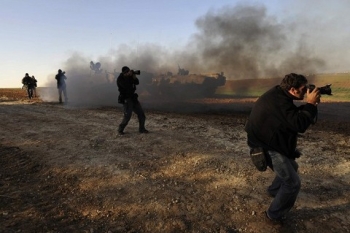 Akce. Novináři fotí na hranicích Izraele s Gazou.