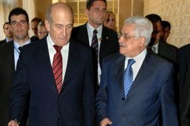 Ehud Olmert (vlevo) a Mahmúd Abbás (vpravo)