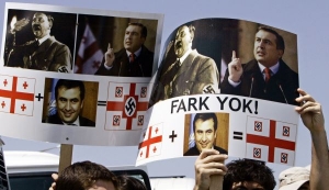 Abcházové v Turecku demontrují proti Saakašvilimu.