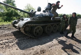 Abchazští tankisté na manévrech (2008). Už brzy dostanou posilu.