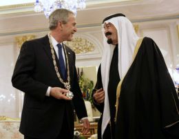 George Bush s řádem od saudskoarabského krále Abdalláha.