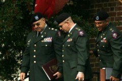 Plukovník Steven Jordan (nalevo) odchází od vojenského soudu v doprovodu svých právních poradců.