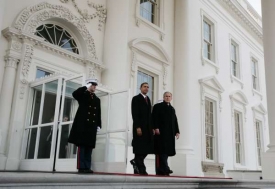Obama a Bush opouštějí Bílý dům. Druhý ve své funkci naposledy.