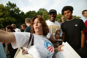 Dobrovolnice z Obamova týmu Nina Gardner se činí.