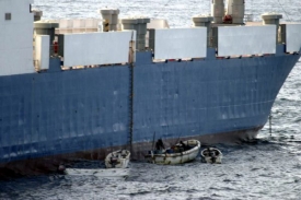 Somálští piráti se na loď dostali z člunů.