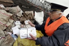 Dělníci našli na nádraží 71 starých pytlů s dopisy.