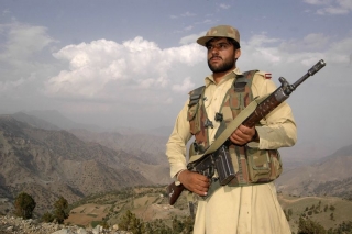 Pákistánský bojovník na kmenových územích.