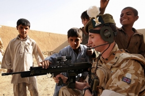 Britský voják v Aghánistánu. Po USA zde má Británie nejvíce vojáků.