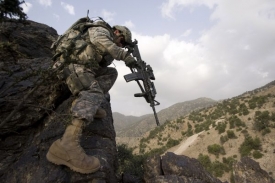 Americký voják v horách na jihozápadě Afghánistánu.