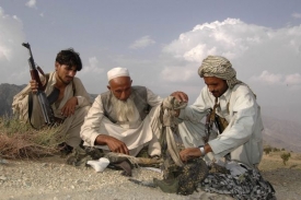 Ozbrojenci z kmenových území podél pákistánsko-afghánské hranice.