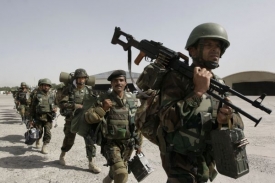 Posily afghánské armády se rozmisťují na jihu země.