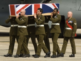Britský vojín, parašutista, se vrací předčasně domů z Afghánistánu.