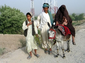 Z vesnic obsazených bojovníky Talibanu utíkají civilisté.