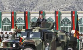 Prezident Karzáí zdraví vojáky před zahájením přehlídky.