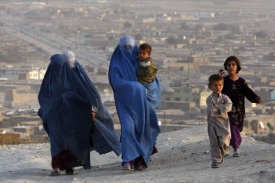 Ženy s dětmi nad Kábulem.