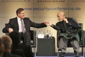 Afghánský prezident Karzáí (vpravo) a německý ministr obrany Jung v Mnichově.