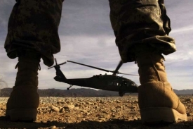 Vojáci USA v provincii Paktíka. V pozadí vrtulník Blackhawk.