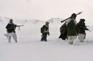 Bojovníci Talibanu v horách na jihu Afghánsitánu.